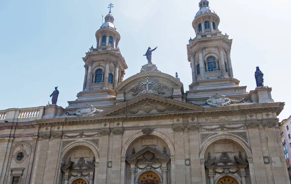 Метрополитен-собор Сантьяго на площади Армас. Это главный храм католической церкви в стране, построенный между 1748 и 1800 годами. Сантьяго-де-Чиле — стоковое фото
