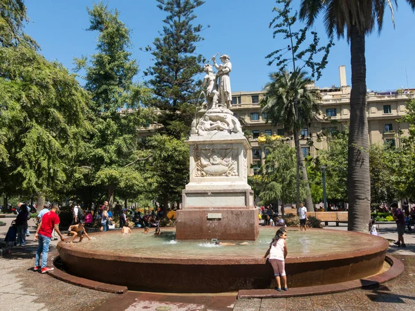 Monumento American Liberty, escultura de mármol ubicada en el centro de la Plaza de Armas en Santiago, Chile. Obra de Francesco Orselino, fue instalada en 1836 . —  Fotos de Stock