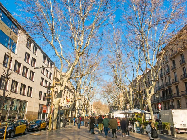 Ulice La Rambla. Nejpopulárnější ulici v Barceloně, Španělsko — Stock fotografie