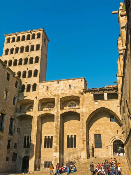 Barcelona: Palau Reial medieval (Palácio Real em catalão) na Placa del Rei (Praça do Rei), no coração de Barri Gotic (bairro gótico). Barcelona, Catalunha, Espanha — Fotografia de Stock