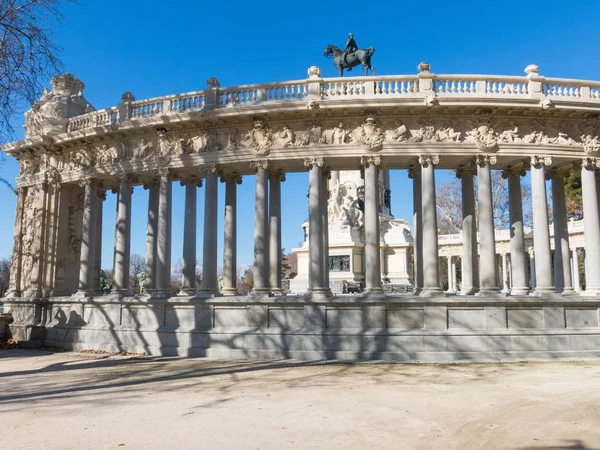 Alfonso XII Buen Retiro Park anıt güneşli Madrid
