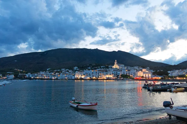 Cadaques al atardecer. Romanticismo en el mar Mediterráneo. La villa — Foto de Stock