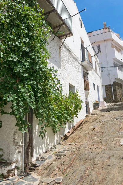 Traditional narrow street with white houses in historical center — Stock Photo, Image