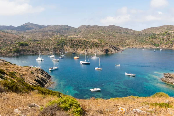 Boats and sailboats moored in a small bay in the Cap de Creus Na — Stock Photo, Image