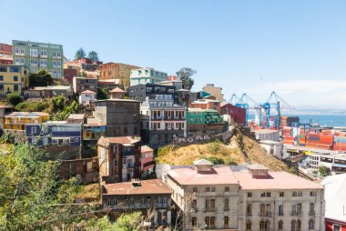 Tarihi şehir Valparaiso, Şili Cityscape üzerinde görüntüleyin. Renkli evler ve telaşlı Valparaiso sokakta. Şili'deki en önemli liman olduğunu.
