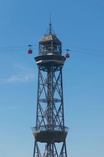 Carro do eléctrico aéreo que chega à Torre de San Sebastian, no final das Ramblas. O Vell Port Tramway é um bonde aéreo em Barcelona, Catalunha, Espanha — Fotografia de Stock