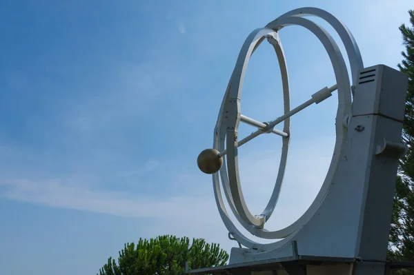 Das chaotische Pendel, ein physikalisches Experiment. Statue in Barcelona — Stockfoto