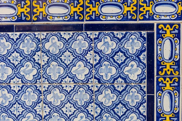 Reihe typischer katalanischer Mosaiken mit Tier- und Naturmotiven. b — Stockfoto