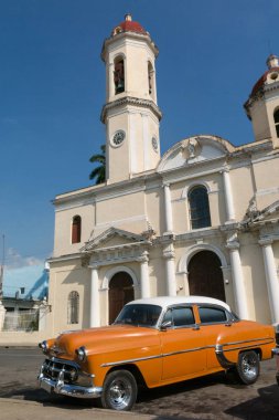 Eski arabalar Jose Marti parkta Purisima Concepcion katedral önünde park etmiş. Cienfuegos şehir, Küba Adası.