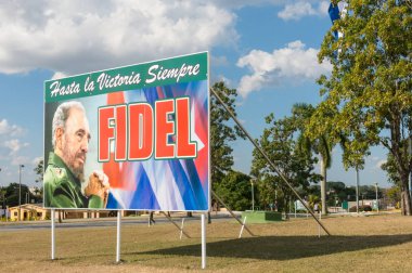 Poster görüntüsü Santa Clara'daki Fidel Castro ve Küba bayrağı ile,