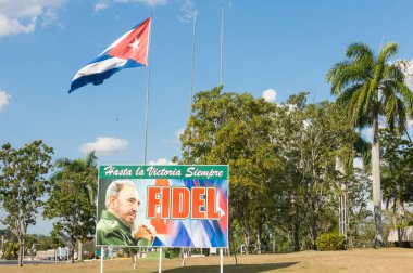 Poster görüntüsü Santa Clara'daki Fidel Castro ve Küba bayrağı ile,