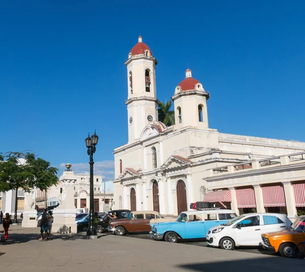 Vintage cars parked in the Jose Marti Park, in front of the Purisima Concepcion Cathedral. Cienfuegos, island of Cuba. — Stock Photo, Image