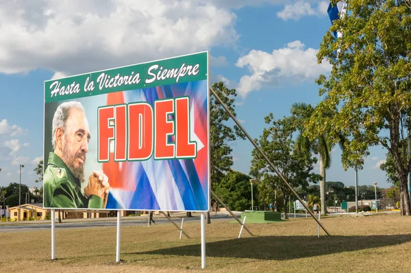 Poster görüntüsü Santa Clara'daki Fidel Castro ve Küba bayrağı ile,