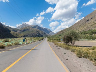 Cajon del Maipo Şili eyaletinde, Şili'deki aracılığıyla çalışan yol