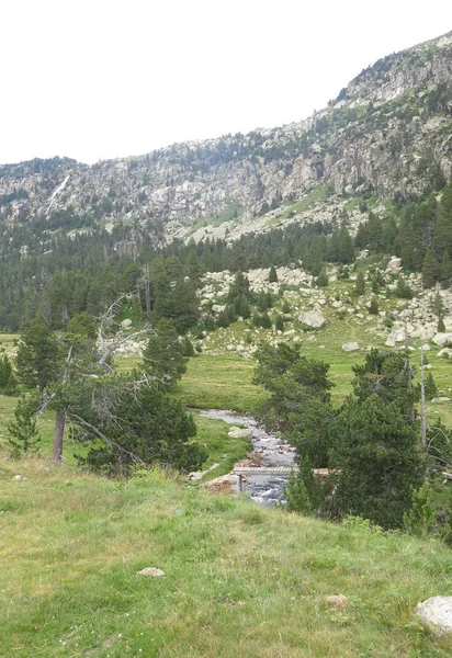 Vista do vale de Llubriqueto no parque nacional Aiguestortes, Catalo — Fotografia de Stock