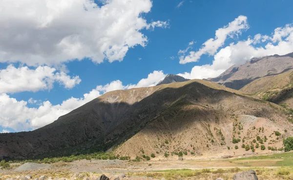 Cajón del Maipo. Cañón Maipo, un cañón ubicado en los Andes. Cerca de la capital Santiago. Ofrece hermosos paisajes . — Foto de Stock