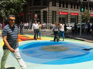 Şili vatandaşlar bayrak yürümek-den geçerek (İspanyolca Paseo Bandera), Santiago de Chile şehir merkezinde yürüyüş. Şili.