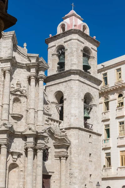El campanario de la Catedral de San Cristóbal, la Catedral de La Habana. Plaza de la Catedral es una de las plazas principales en la Habana Vieja, Cuba —  Fotos de Stock