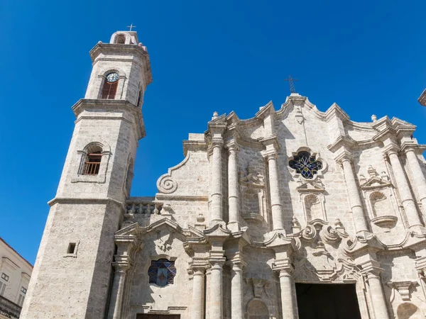 圣圣克里斯托瓦尔山大教堂, 哈瓦那大教堂。大教堂广场是旧哈瓦那的主要广场之一, 古巴 — 图库照片