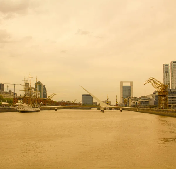 Vista del Río de la Plata, con el puente de la mujer, en — Foto de Stock