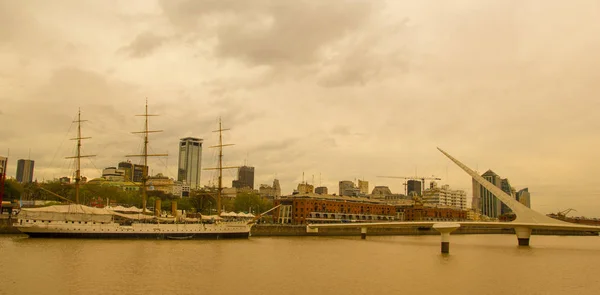 View of Puerto Madero, with the frigate Sarmiento and the Puente de la mujer. Puerto Madero, the old port of the city, now converted into a tourist and office area. — Stock Photo, Image