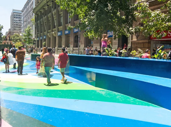 Cidadãos chilenos caminhando pelo Passeio da Bandeira (Paseo Bandera em espanhol), no centro da cidade de Santiago do Chile. Chile . — Fotografia de Stock