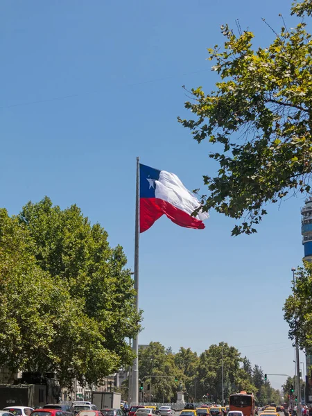 Intenso tráfico en la Avenida La Alameda, la calle más importante — Foto de Stock