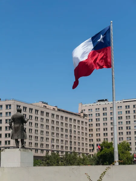 Chilenen, die in der Nähe der riesigen Flagge auf der avenida la alameda mit dem Platz der Staatsbürgerschaft in der Innenstadt von Santa Cruz de Chile spazieren. Chili. — Stockfoto