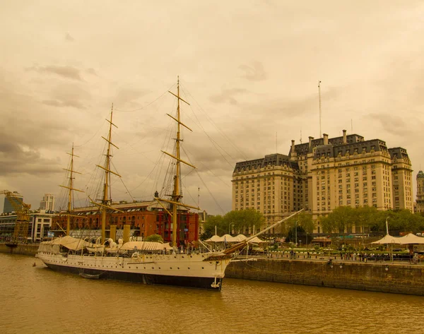 Fragata al presidente Sarmiento. Puerto de Buenos Aires. Argentina — Foto de Stock