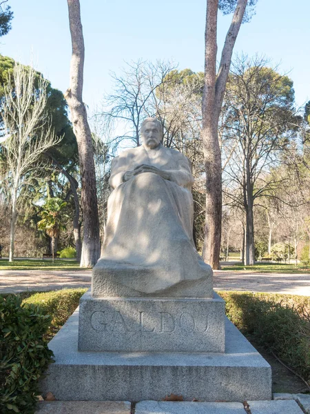 Statue of the writer Benito Perez Galdos (1843-1920)  the Retiro Park in Madrid, Spain. He was a Spanish realist novelist. Some authorities consider him second only to Cervantes in stature as a Spanish novelist. — Stock Photo, Image