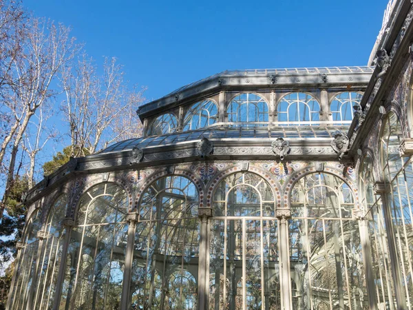 Crystal Palace (Palácio de Cristal) no Parque Retiro em Madrid, Espanha. O Parque Retiro é um dos maiores parques da cidade de Madrid, Espanha. Arquitetura e marco de Madrid — Fotografia de Stock