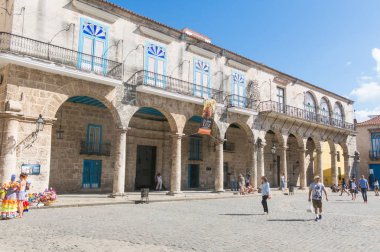 Güzel bir günde katedral Meydanı'nda turistler. Eski Havana,