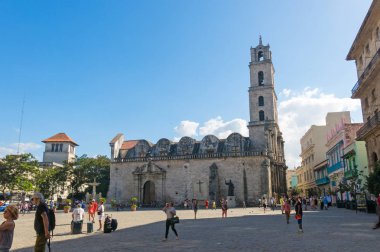 San Francisco Kilisesi ve eski Havana, ünlü bir turistik dönüm noktası koloni şehri olarak onun bitişik kare