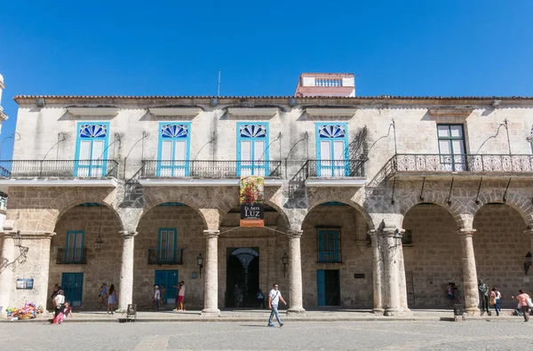 康德 Lombillo 宫殿的拱廊。在大教堂广场, 老哈瓦那, 古巴. — 图库照片