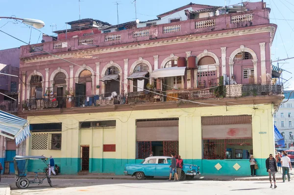 Straatbeeld met oude Amerikaanse auto in het centrum van Havana, Cuba — Stockfoto