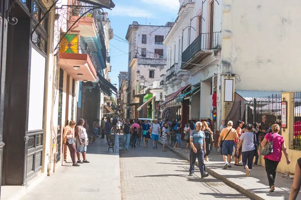 Turistas caminhando, na Rua Obispo, em uma cena diária em Havana Velha, em um dia ensolarado. Havana, Cuba — Fotografia de Stock