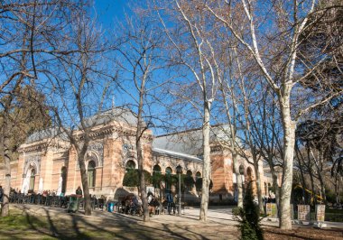 Buen Retiro Park (Parque de El Retiro), en büyük ve en güzel Madrid parkları (Palacio de Velazquez) sarayda. Madrid, İspanya.