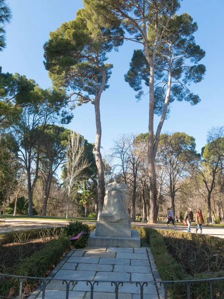 Statue des Schriftstellers benito perez galdos (1843-1920) der retiro park in madrid, spanien. er war ein spanischer realistischer Romanautor. — Stockfoto