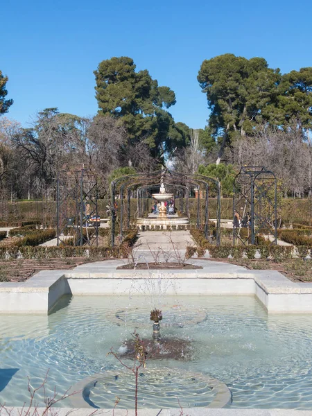 Madrid, capital de España.Rose Park (Parque De Las Rosas) en Jardín Botánico en Parque del Retiro. Madrid, España . —  Fotos de Stock
