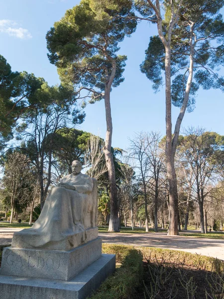 Statyn av författaren Benito Perez Galdos (1843-1920) Retiroparken i Madrid, Spanien. Han var en spanska realist författare. Vissa myndigheter anser honom andra bara till Cervantes till växten som spansk romanförfattare. — Stockfoto