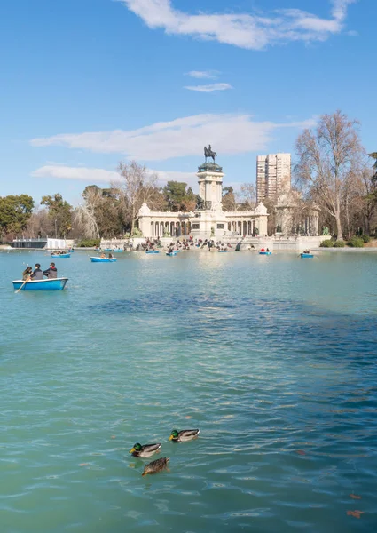 People enjoying a boat ride on the pond in El Retiro Park in Mad — Stock Photo, Image