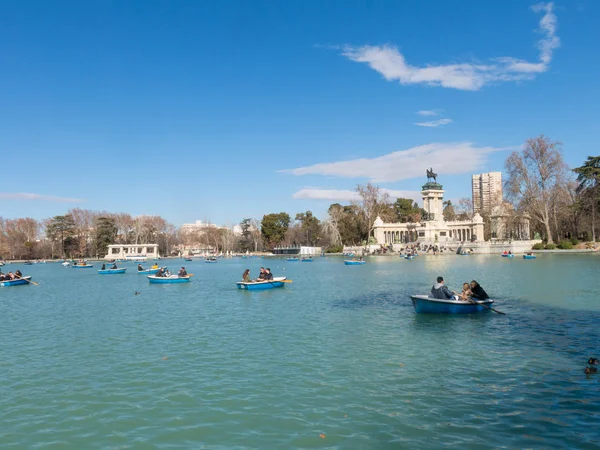 Bella foto di turisti in barca sul laghetto del Parque del Buen Retiro - Parco del Piacevole Ritiro a Madrid, Spagna — Foto Stock