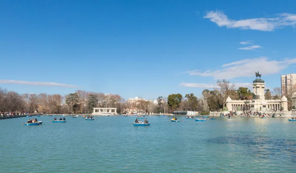 Schönes Bild von Touristen auf Booten am Teich des Parque del buen retiro - Park des angenehmen Rückzugs in Madrid, Spanien — Stockfoto