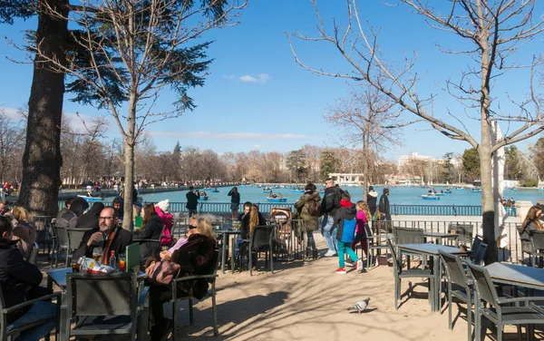 Hermosa foto de turistas en embarcaciones en el estanque del Parque del Buen Retiro - Parque del Agradable Retiro en Madrid, España —  Fotos de Stock