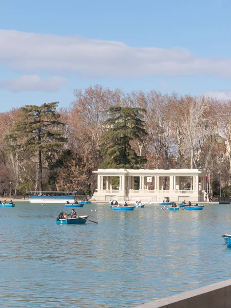 Krásný obrázek turistů na lodích na rybníku Parque del Buen Retiro - Park příjemné útočiště v Madridu, Španělsko — Stock fotografie