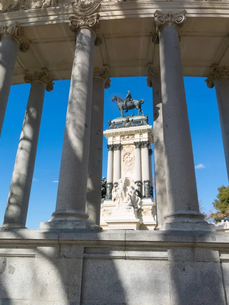 Памятник Альфонсо XII в парке Буэн Ретиро в солнечный день, Мадрид, Испания. Эль-Ретиро является крупнейшим парком города Мадрида. Испания . — стоковое фото