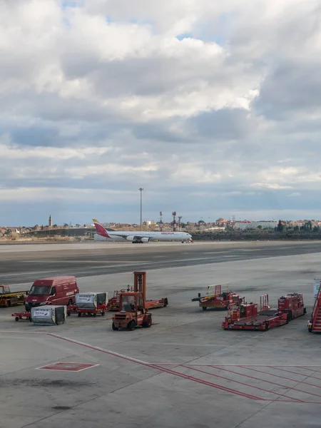 Un aereo si prepara a decollare sulla pista del Terminal T4 dell'aeroporto Adolfo Suarez Madrid Barajas. Barajas è il principale aeroporto internazionale di Madrid. Spagna — Foto Stock