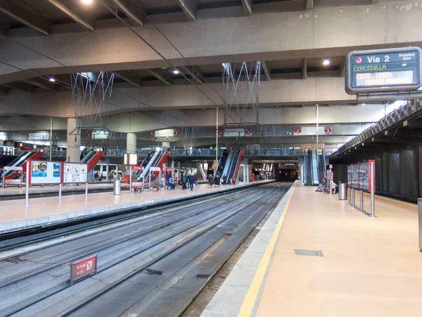 Interior da estação ferroviária de Atocha em Madrid, Espanha.É a maior estação de Madrid inaugurada em 1851 . — Fotografia de Stock