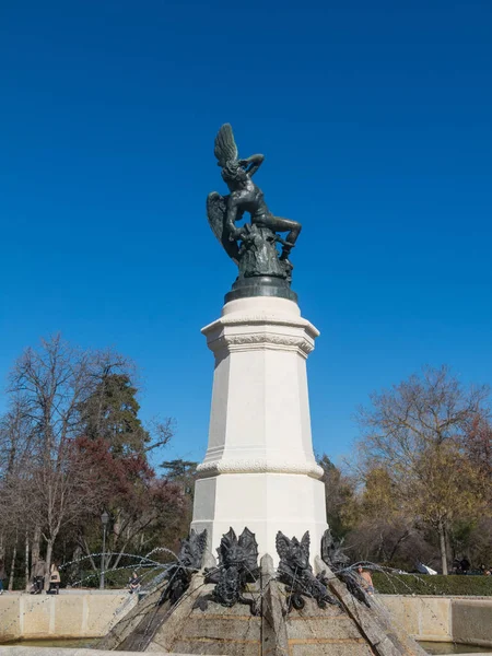 Fuente del Ángel Caído, punto culminante del Parque del Buen Retiro. Madrid, España — Foto de Stock