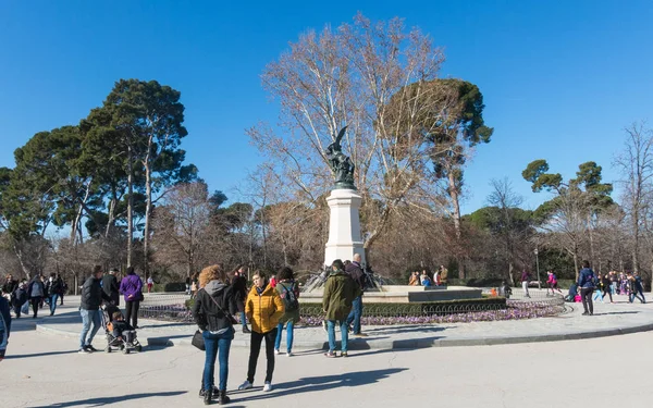 Fonte do Anjo Caído, destaque do Parque Buen Retiro. Buen Retiro Park, Madrid, Espanha — Fotografia de Stock